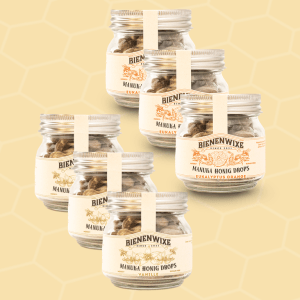 Bienenwixe Manuka Honig Drops in den Sorten Vanille und Eukalyptus Orange – stilvoll verpackt in Gläsern mit Vintage-Etiketten.