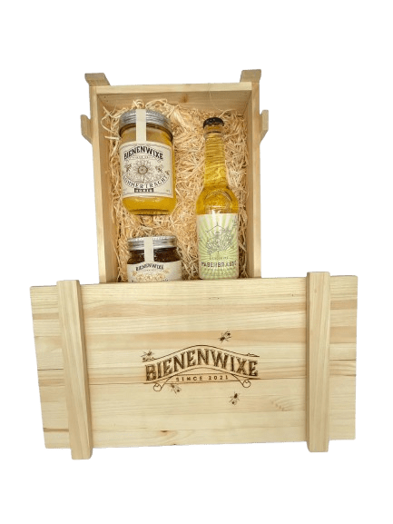 Bienenwixe Geschenkbox mit Honig und Wabenbrause in einer Holzbox