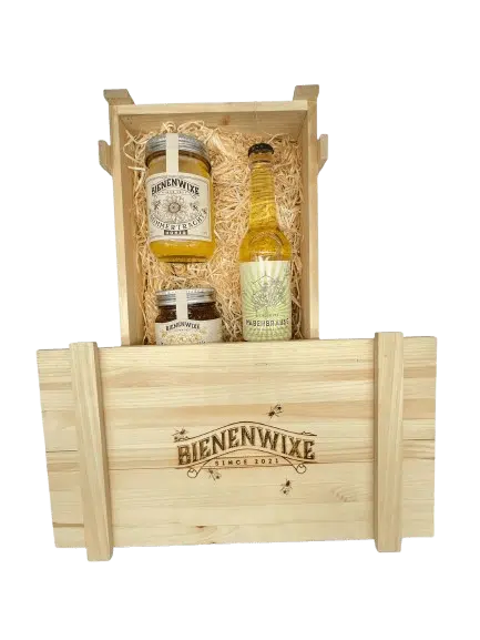 Bienenwixe Geschenkbox mit Honig und Wabenbrause in einer Holzbox